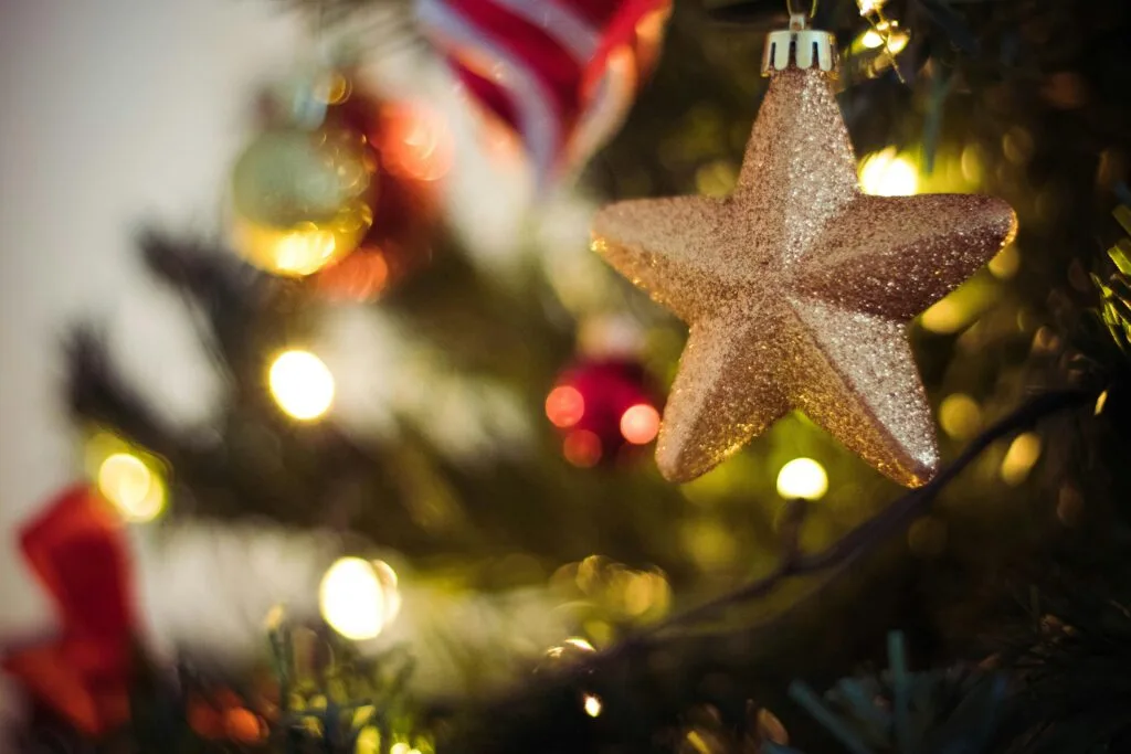 candlelit-christmas-trees-and-early-traditions